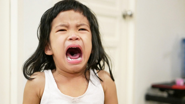 Anak tantrum menangis meraung-raung atau menjerit Foto: Shutterstock