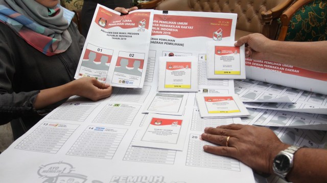 Petugas Komisi Pemilihan Umum (KPU) memperlihatkan contoh surat suara Pemilu 2019 di Gedung KPU, Jakarta, Senin (10/12). (Foto: ANTARA FOTO/Reno Esnir)