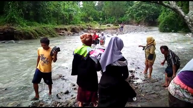 Kala Wisudawati Seberangi Sungai akibat Jalur Padang-Bukittingi Putus