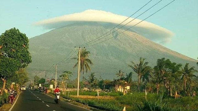 Gunung Semeru "bertopi"  (Foto: Twiitter @Sutopo_PN)