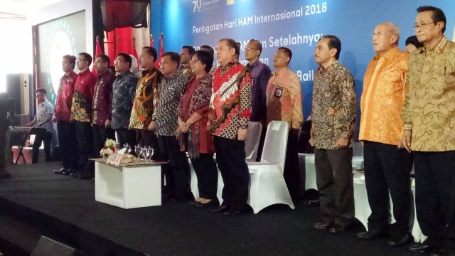 Wakil Presiden Jusuf Kalla( keenam kiri) di Peringatan Hari HAM Internasional 2018 di Komnas HAM. (Foto: Nadia Riso/kumparan)