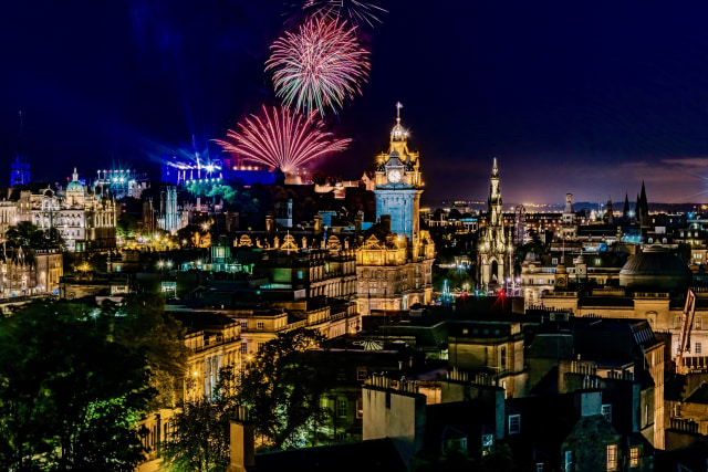 Edinburgh Clock Tower Berhias Kembang Api (Foto: Shutter Stock)