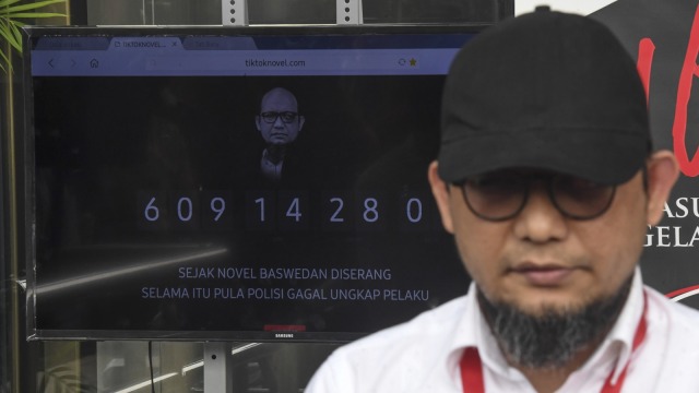 Penyidik KPK Novel Baswedan berdiri di samping layar yang menampilkan hitung maju waktu sejak penyerangan terhadap dirinya saat diluncurkan di gedung KPK, Selasa (11/12). (Foto: ANTARA FOTO/Hafidz Mubarak)