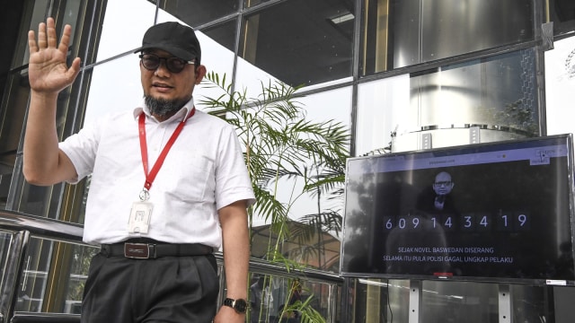 Penyidik KPK Novel Baswedan berdiri di samping layar yang menampilkan hitung maju waktu sejak penyerangan terhadap dirinya saat diluncurkan di gedung KPK, Selasa (11/12). (Foto: ANTARA FOTO/Hafidz Mubarak)