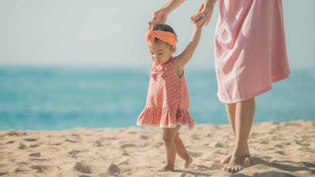 Ilustrasi anak belajar jalan.  (Foto: Shutterstock)