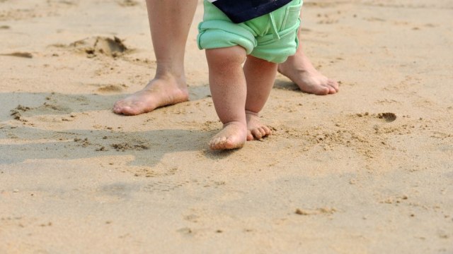 Ilustrasi anak belajar jalan.  (Foto: Shutterstock)