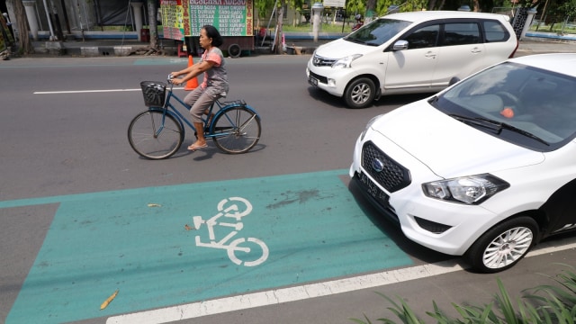 Ilustrasi mobil parkir di jalur sepeda, Selasa (11/12). Foto: ANTARA FOTO/Prasetia Fauzani