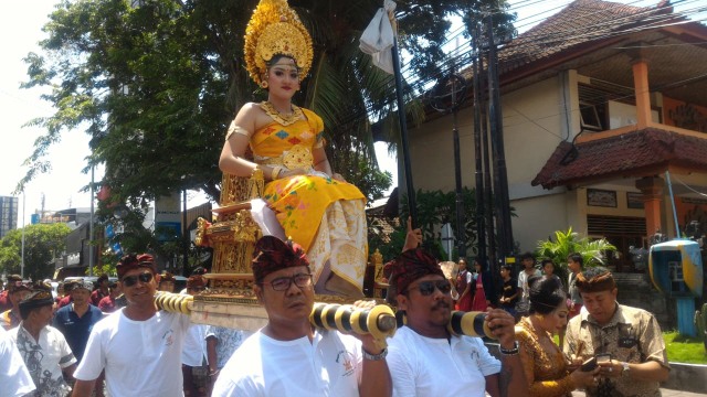 Semaraknya Upacara  Adat Memasuki Masa Remaja di Kuta
