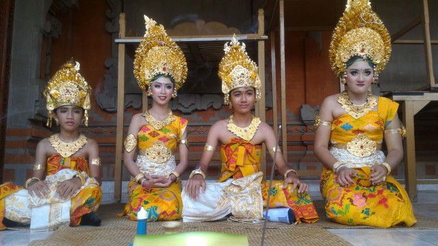 Semaraknya Upacara  Adat Memasuki Masa Remaja di Kuta (1)