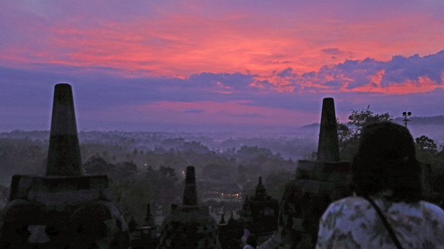 Wisatawan sedang menanti matahari terbit yang dilihat dari Candi Borobudur (Foto: Aria Sankhyaadi/kumparan)
