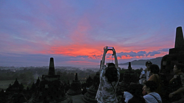 Wisatawan mulai mengabadikan detik-detik matahari terbit (Foto: Aria Sankhyaadi/kumparan)