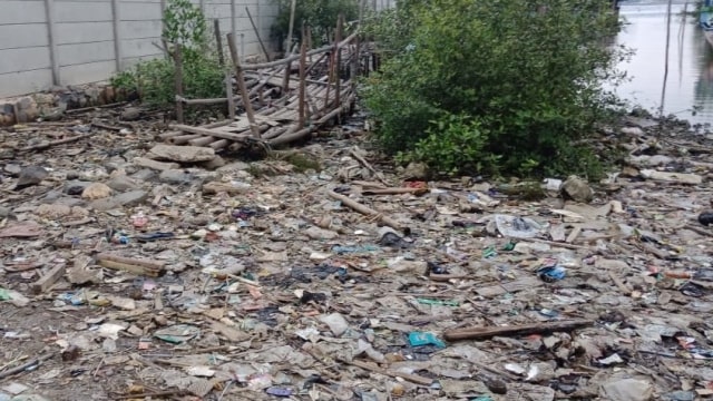 Tumpukan sampah di Pantai Marunda (Foto: Fachrul Irwinsyah/kumparan)