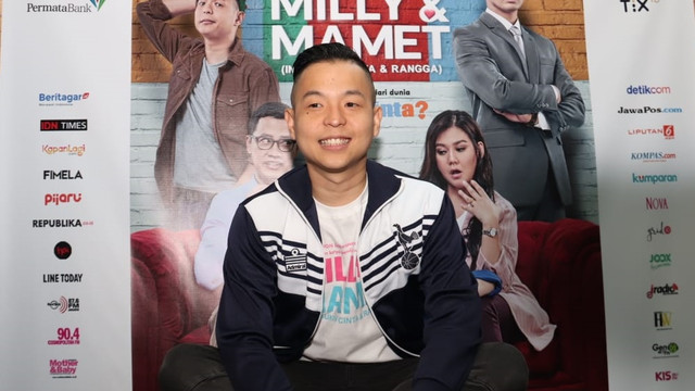 Ernest Prakasa di jumpa pers film Milly & Mamet (Foto: Munady Widjaja)