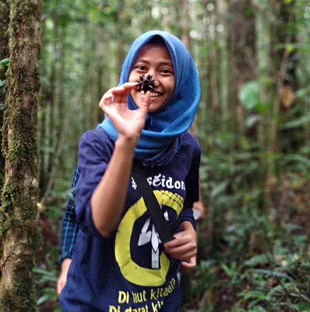 Anggota tim, Afif, menunjukan buah berbentuk rumit. (Foto: Dok. Sumarwan/HII)