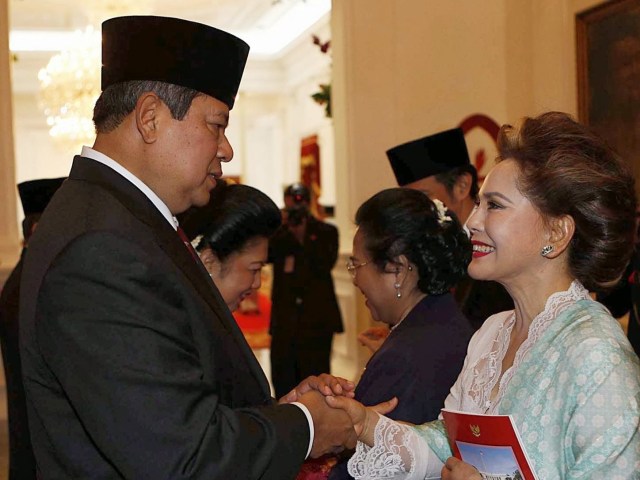 Masih Menawan, 5 Potret Istri Soekarno Bersama Tokoh hingga Seleb (3)