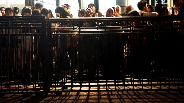 Antrean penonton konser musik MLTR di Istora Senayan, Jakarta. (Foto: Jamal Ramadhan/kumparan)