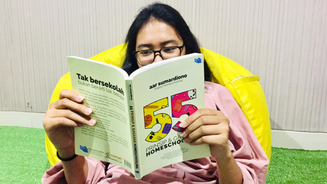 Buku Prinsip & Gagasan Homeschooling karya Aar Sumardiono. (Foto: Shika Arimasen Michi/kumparan)
