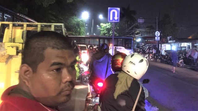 Lalu Lintas di Depan Polsek Ciracas Lumpuh, kendaraan dari Selatan putar Balik termasuk Transjakarta, macet sepanjang 500 meter. (Foto: Foto: Dok. Istimewa)