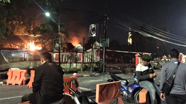 Kondisi terkini Polsek Ciracas, terlihat kobaran api. (Foto: Foto: Dok. Istimewa)