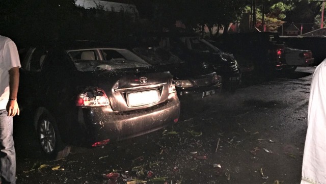 Sejumlah mobil terbakar di Polsek Ciracas. (Foto: Foto: Dok. Istimewa)