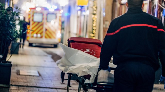 Tim penyelamat berjalan dengan tandu setelah penembakan di dekat pasar Natal di Strasbourg, Perancis timur, Selasa (11/12/2018). (Foto: AFP/Abdesslam Mirdass)