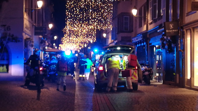 Tim penyelamat tiba di jalan Strasbourg, Perancis timur, setelah peristiwa penembakan, Selasa (11/12/2018). (Foto: AFP/FRANÇOIS D'ASTIER)