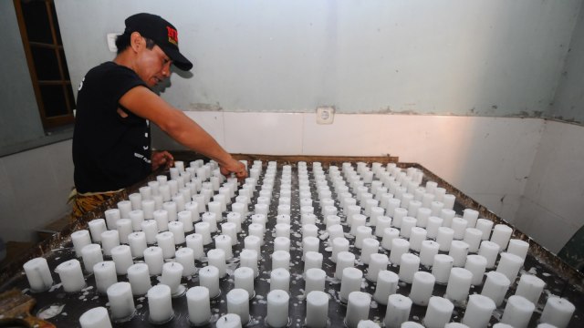 Seorang pekerja mengontrol proses pembuatan lilin di Candi, Ampel, Boyolali, Jawa Tengah, Selasa (11/12). (Foto: ANTARA FOTO/Aloysius Jarot Nugroho)