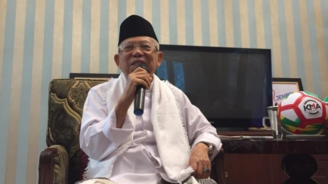 Cawapres nomor urut 01 Ma'ruf Amin dalam acara ngopi bareng wartawan di kediaman Ma'ruf, Jalan Situbondo, Jakarta Pusat, Rabu (12/12) (Foto: Rafyq Panjaitan/kumparan)