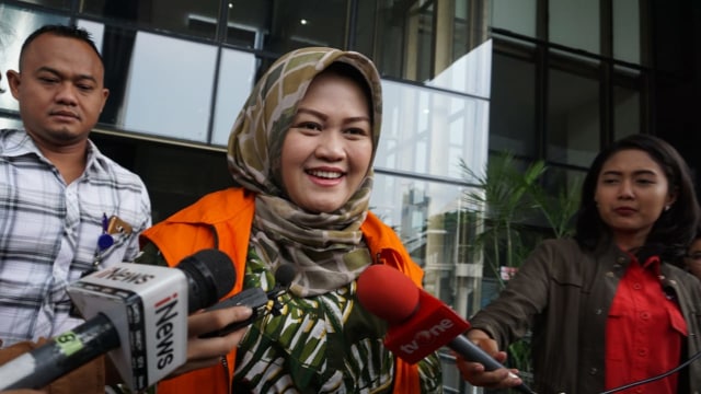 Bupati Bekasi nonaktif Neneng Hasanah usai diperiksa KPK. (Foto: Jamal Ramadhan/kumparan)