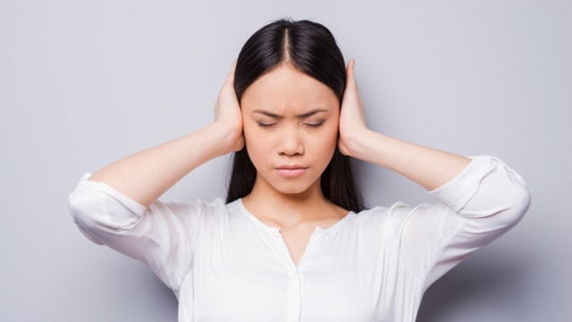 Ilustrasi Makna Telinga Berdenging Menurut Primbon