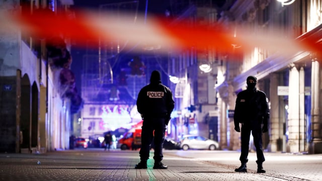 Suasana di lokasi penembakan di Strasbourg, Prancis, Selasa (11/12/2018).  (Foto: REUTERS/Christian Hartmann)