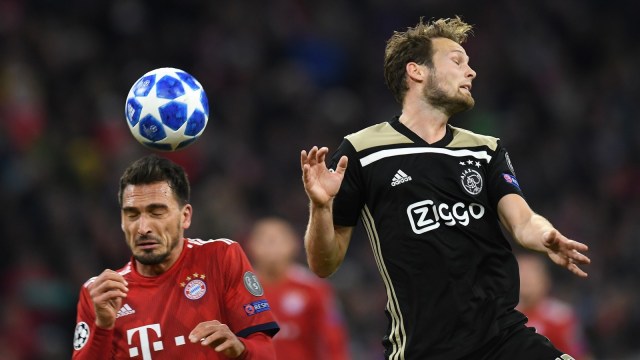 Duel bek Bayern, Mats Hummels (kiri), dengan bek Ajax, Daley Blind. (Foto: AFP/Cristof Stache)