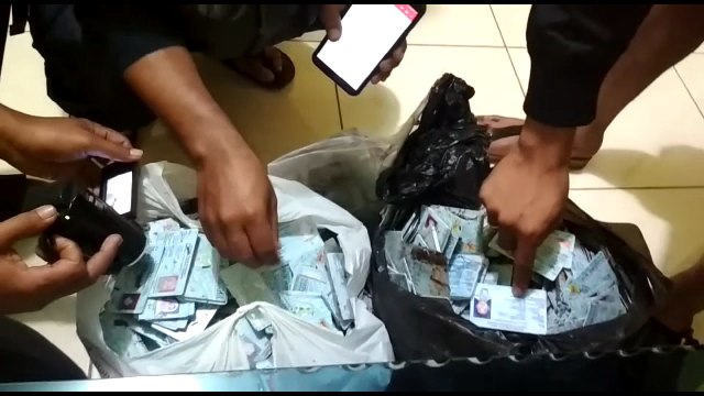 Sekarung e-KTP yang tercecer di Pariaman. (Foto: Langkan/Alfi)