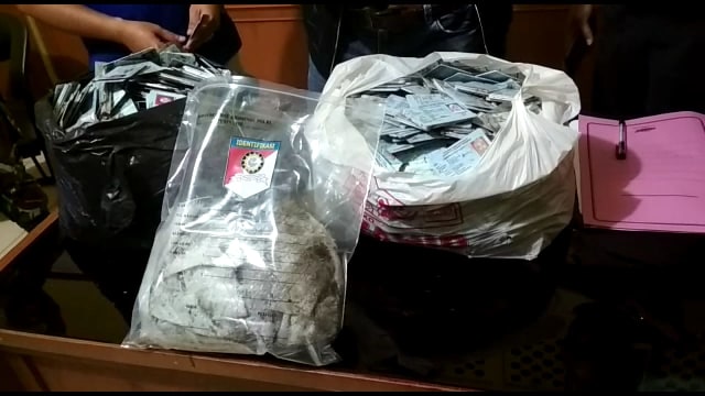 Ribuan e-KTP yang tercecer di Pariaman. (Foto: Langkan/Alfi)
