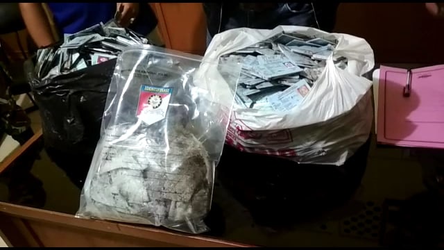 e-KTP yang ditemukan dalam karung di Pariaman. (Foto: Langkan/Alfi)