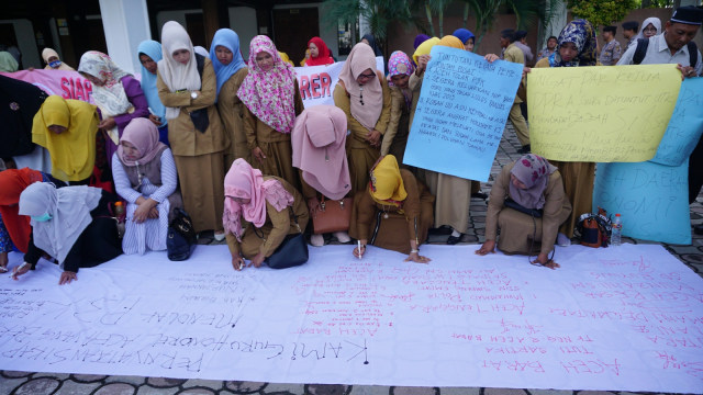 Ilustrasi guru honorer demo. Foto: Zuhri Noviandi/kumparan