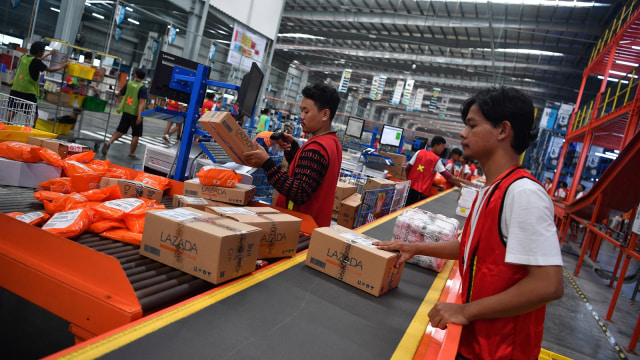Pekerja mengemas barang pesanan konsumen saat Hari Belanja Online Nasional (Harbolnas) 2018 di Warehouse Lazada Indonesia, Depok, Jawa Barat, Rabu (12/12). (Foto: ANTARA FOTO/Sigid Kurniawan)