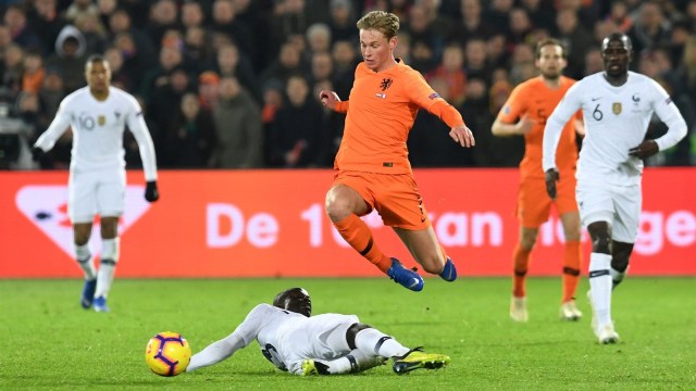 Frenkie de Jong melompat untuk menghindari tekel N'Golo Kante. (Foto: Reuters/Stringer)