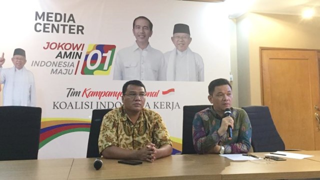 Juru Bicara Tim Kampanye Nasional Jokowi-Ma'ruf Amin Ace Hasan Syadzily (kanan) bersama Koordinator Media Posko Cemara memberikan keterangan pers merespon isu aktual, Rabu (12/12). (Foto: Rafyq Panjaitan/kumparan)