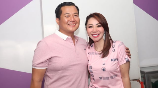 Femmy Permatasari dan calon suaminya. Foto: Munady Widjaja