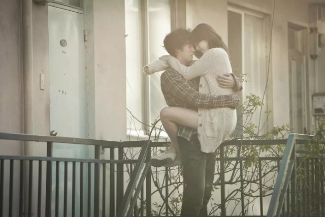 Ternyata Ini Makna dari Mencium Kening dan Kenapa Hal Itu Sangat Romantis Bagi Orang-orang (4)