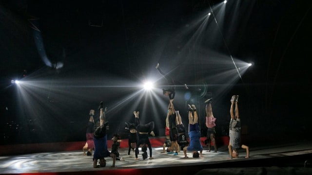 Pemain Oriental Circus Indonesia (OCI) berlatih akrobat dan trapeze jelang gelaran The Great 50 Show di Pintu I GBK. (Foto: Helmi Afandi/kumparan)