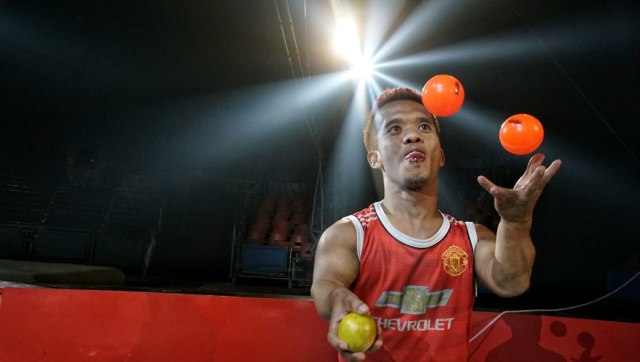 Pemain Oriental Circus Indonesia (OCI) berlatih akrobat dan trapeze jelang gelaran The Great 50 Show di Pintu I GBK. (Foto: Helmi Afandi/kumparan)