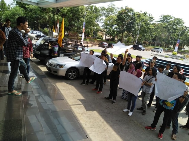 Mahasiswa Unpad Unjuk Rasa Tuntut Percepat Pemilihan Rektor 