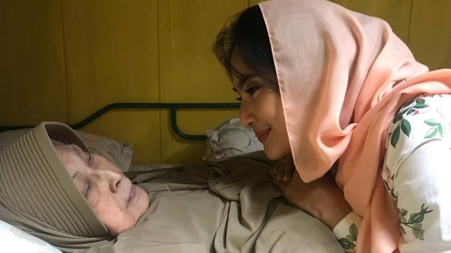 Maudy Koesnaedi dan Aminah Cendrakasih alias Mak Nyak. (Foto: Instagram @maudykoesnaedi.)