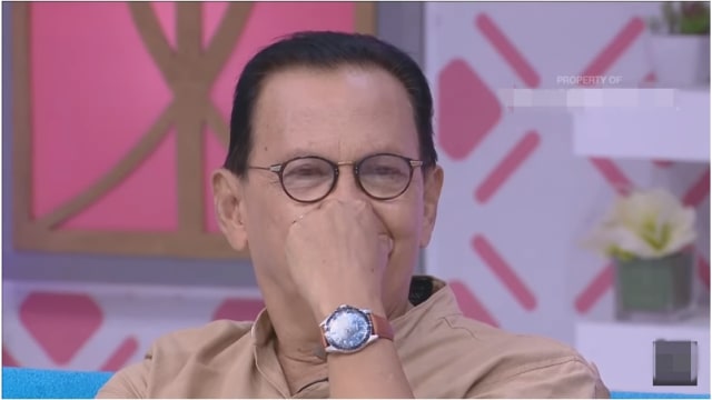 Roy Marten sedih saat membicarakan perceraian Gading Marten dan Gisel. (Foto: youtube/TRANS TV Official)