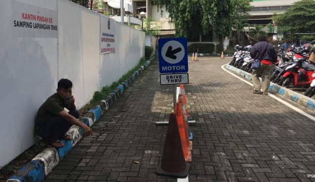 Proses pembayaran pajak motor atau mobil tahunan melalui pelayanan Drive Thru di Samsat Kebon Nanas.  (Foto: Ghulam Muhammad Nayazri / kumparanOTO)