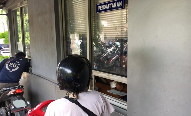 Proses pembayaran pajak motor atau mobil tahunan melalui pelayanan Drive Thru di Samsat Kebon Nanas.  (Foto: Ghulam Muhammad Nayazri / kumparanOTO)