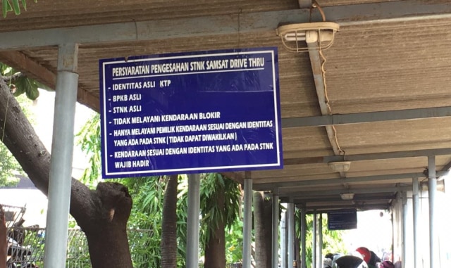 Proses pembayaran pajak motor atau mobil tahunan melalui pelayanan Drive Thru di Samsat Kebon Nanas.  (Foto: Ghulam Muhammad Nayazri / kumparanOTO)