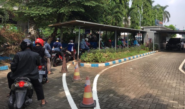 Proses pembayaran pajak motor atau mobil tahunan melalui pelayanan Drive Thru di Samsat Kebon Nanas. Foto: Ghulam Muhammad Nayazri / kumparanOTO